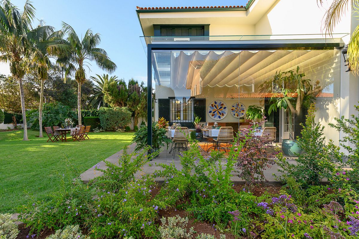 Giardino con tavolo da pranzo all'aperto e vetrata in Tenerife.