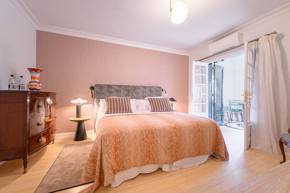 Camera da letto con letto matrimoniale, comodini e uscita su terrazza a Tenerife.