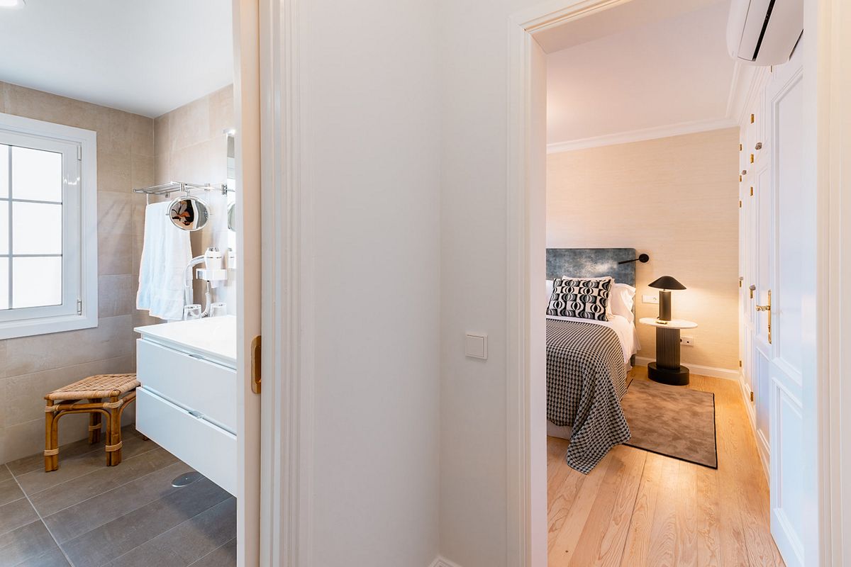 Bagno moderno e camera da letto in un hotel a Tenerife.