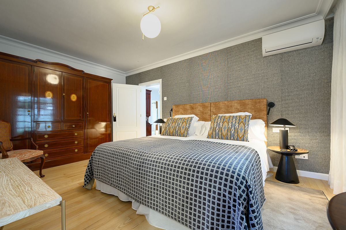Camera da letto con armadio di legno e letto matrimoniale a Tenerife.