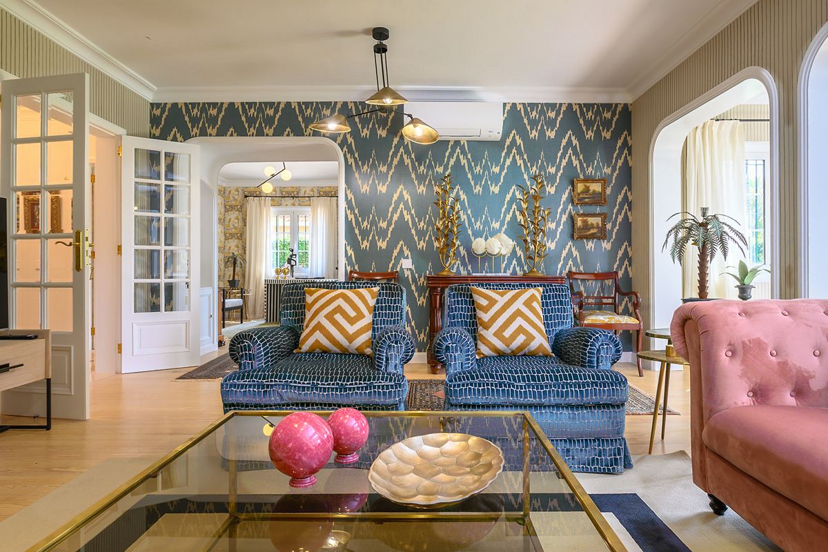 Soggiorno elegante a Tenerife con divani blu e pareti decorate.