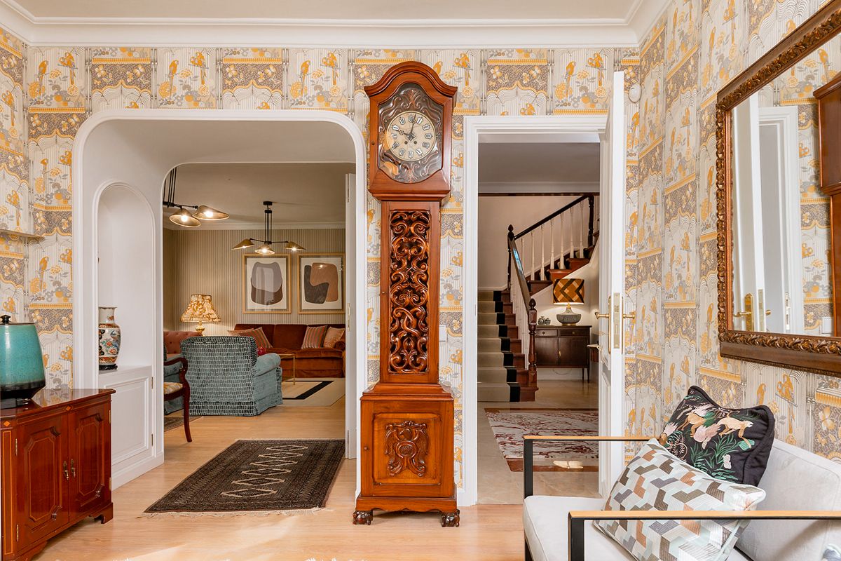 Orologio antico in legno in un salotto con divani e lampade a Tenerife.