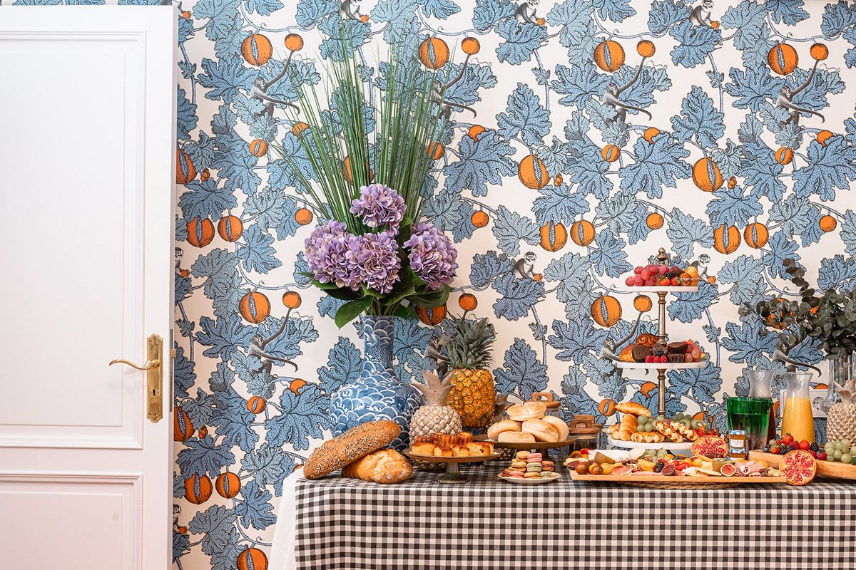 Buffet con pane, frutta e dolci in una stanza decorata a tema tropicale a Tenerife.