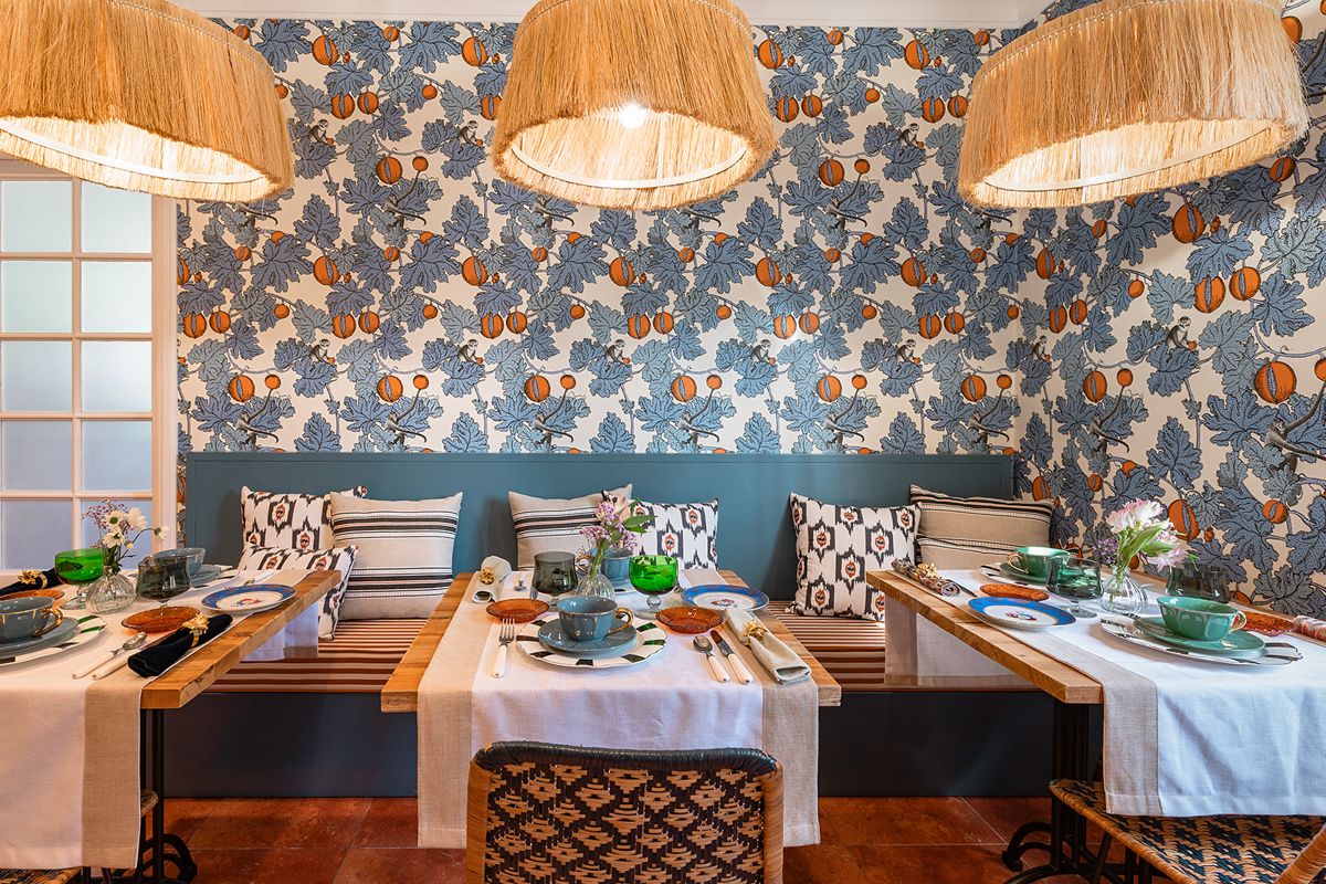 Tavoli apparecchiati con stoviglie verdi e fiori in un ristorante a Tenerife.