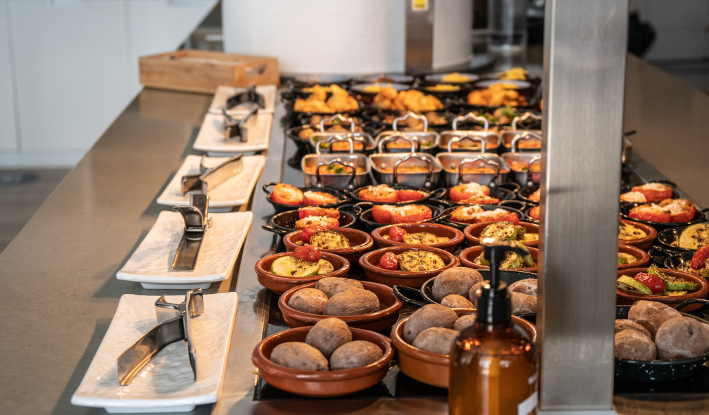 Piatti di tapas assortite disposti su un banco in un ristorante a Tenerife.