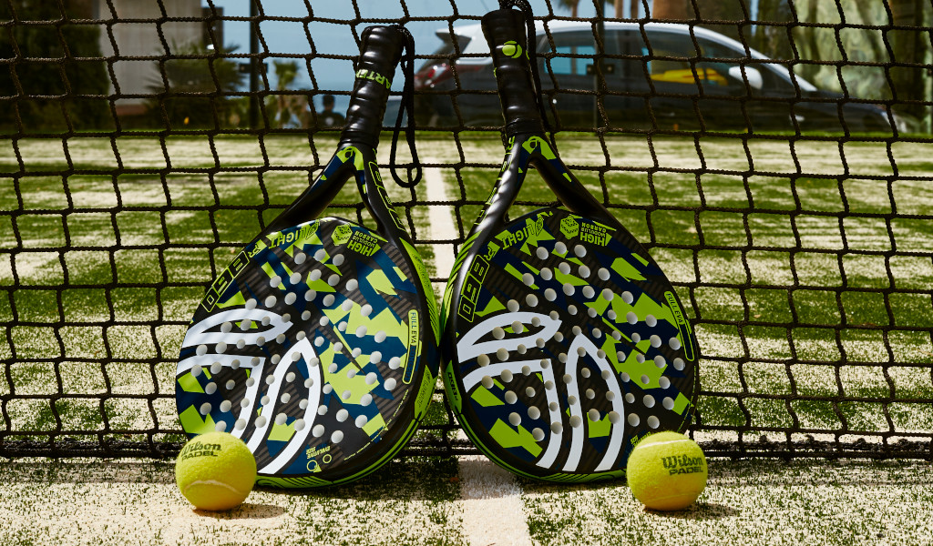 Due racchette da padel e palline su un campo a Tenerife.