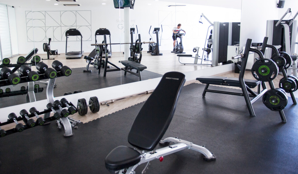 Palestra attrezzata con pesi e macchine a Santa Cruz de Tenerife.