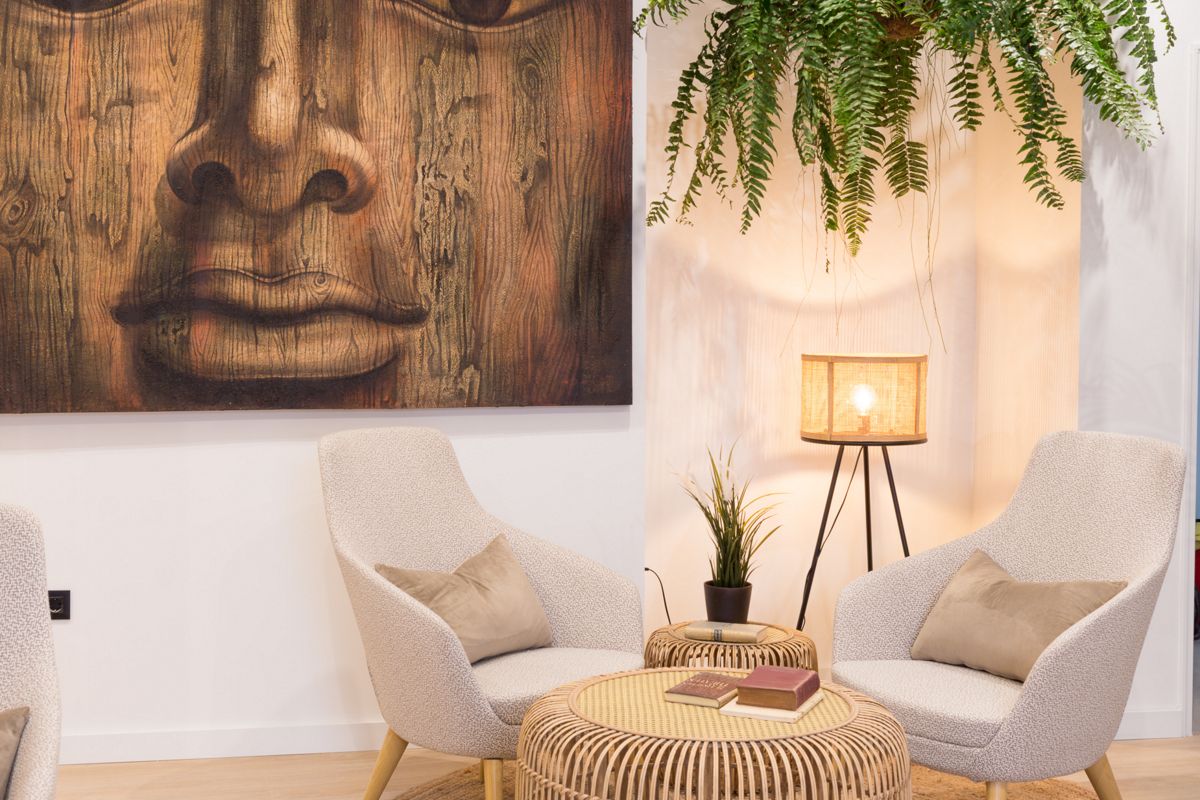 Due sedie, quadro di legno, piante e lampada in un salotto di Tenerife.