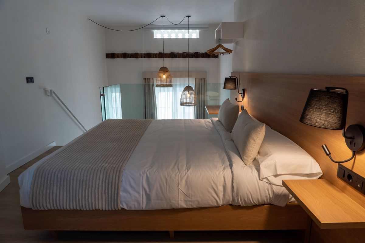 Camera moderna con letto matrimoniale e lampade a sospensione a Tenerife.