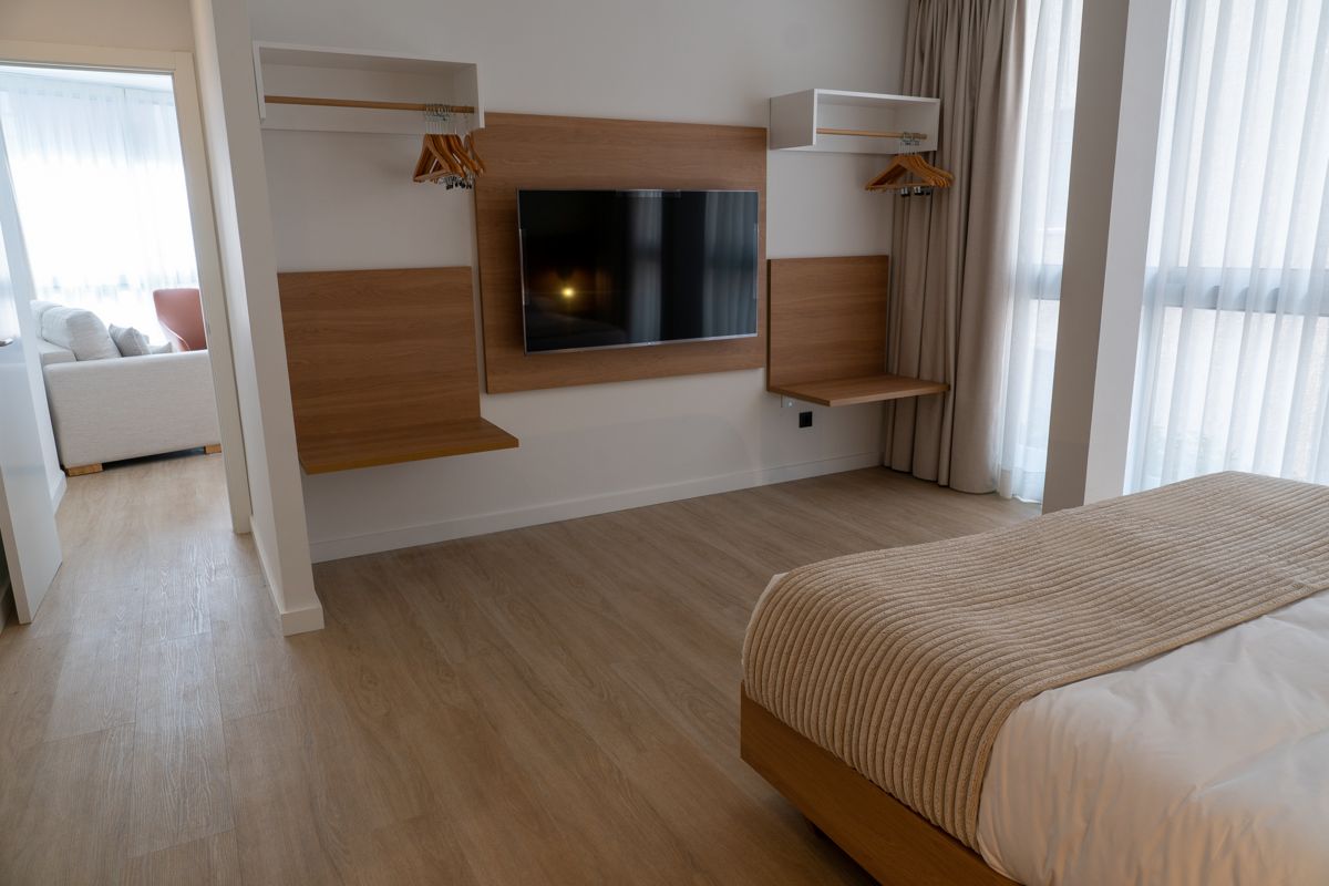 Camera d'albergo con letto, TV a schermo piatto e appendiabiti a Tenerife.