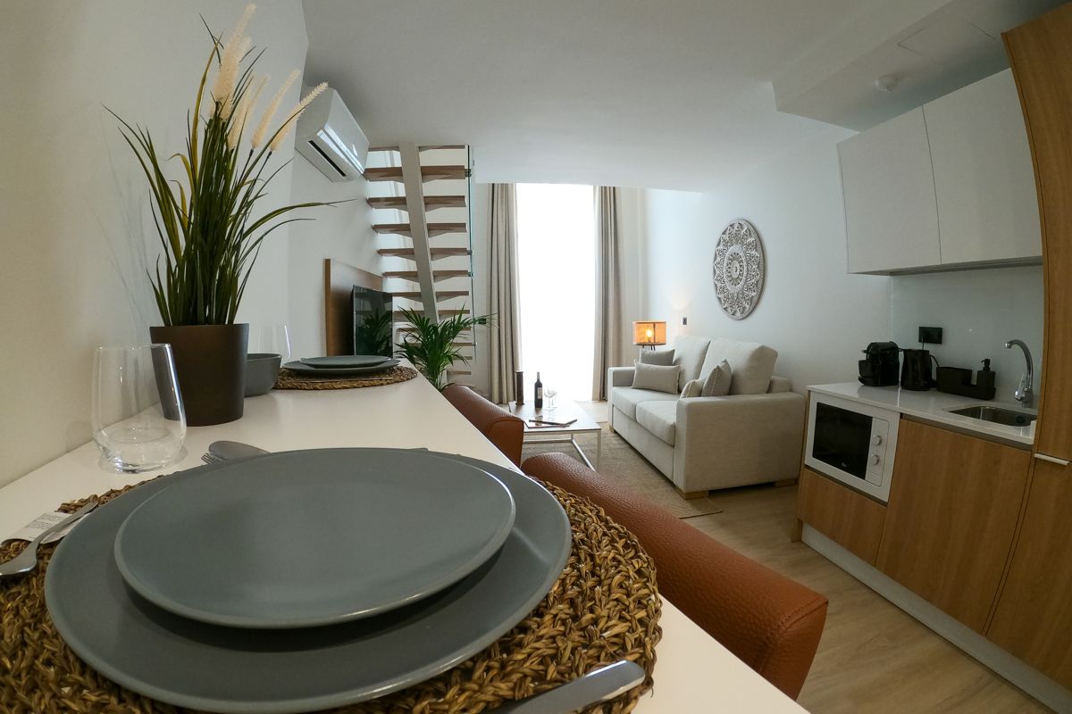 Sala moderna con cucina e soggiorno, piatti sul tavolo, Costa Adeje.