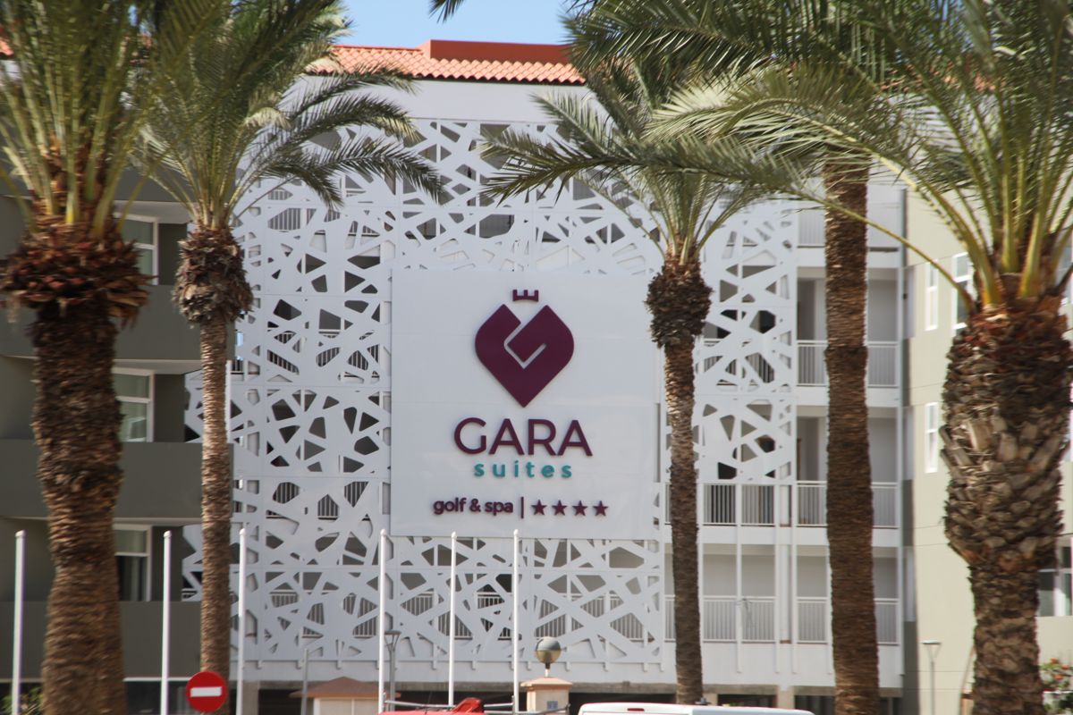 Gara Suites Tenerife ingresso con palme e insegna.