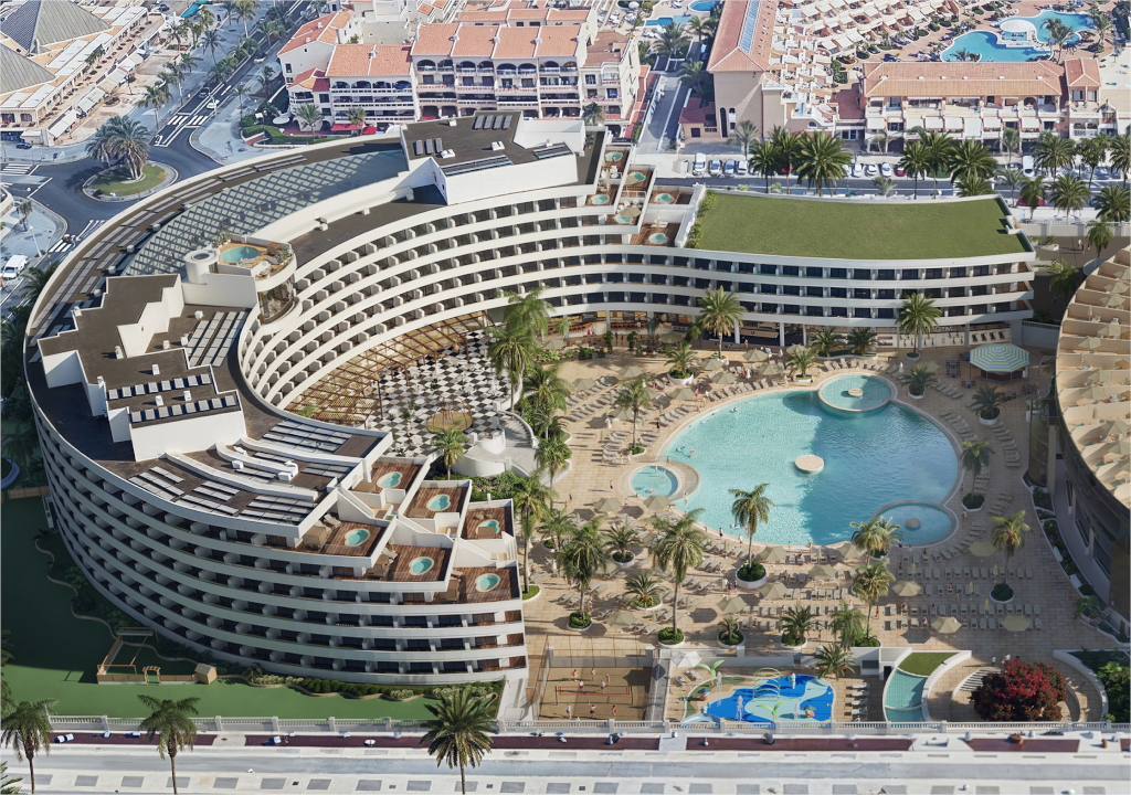 Edificio curvato con piscina nel complesso turistico di Tenerife.