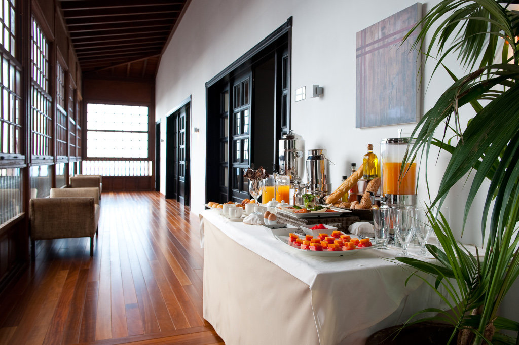 Buffet di succhi e dolci in un corridoio luminoso a Tenerife.