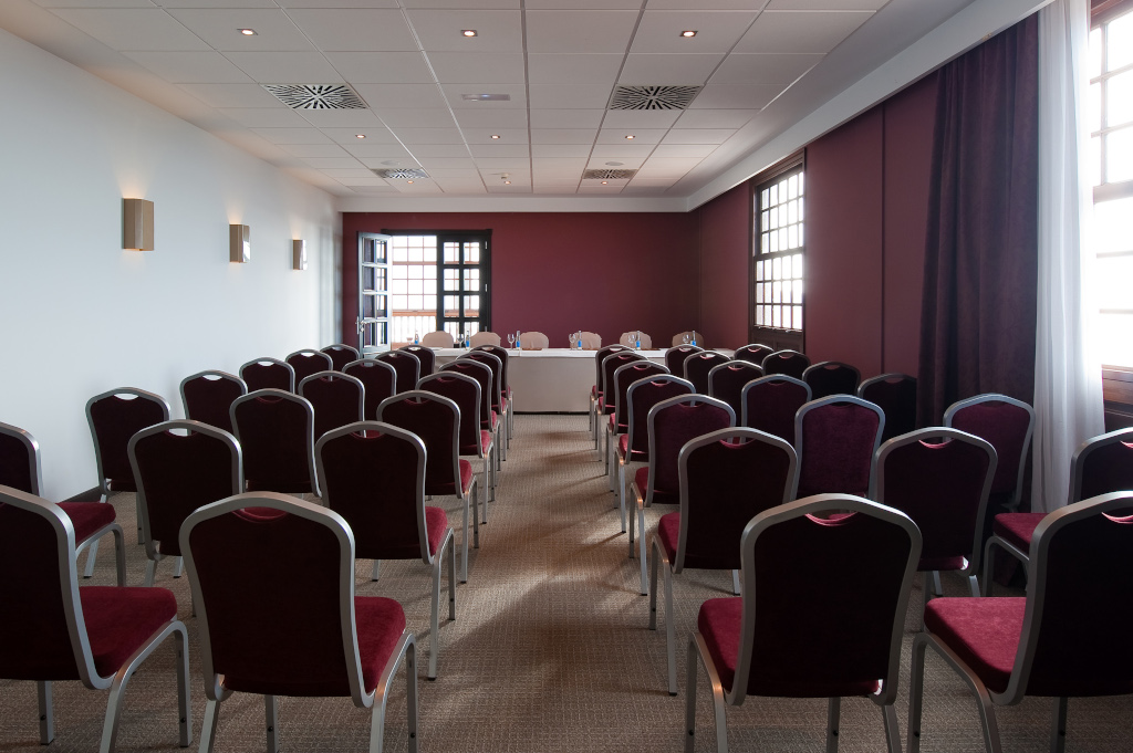 Sala conferenze con file di sedie e tavolo a Puerto de la Cruz, Tenerife.