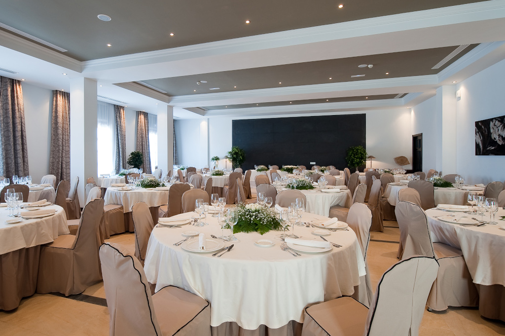 Sala per eventi a Los Cristianos, Tenerife, con tavoli rotondi apparecchiati.
