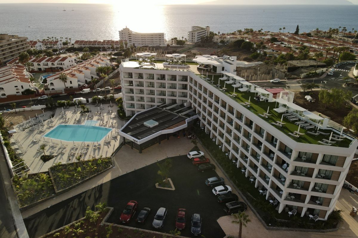 Hotel con piscina e vista sull'oceano a Tenerife.