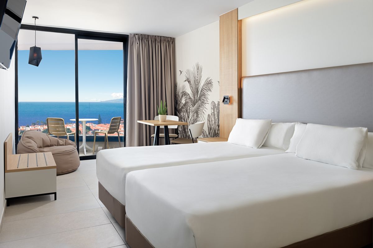 Camera d'albergo a Tenerife con balcone vista mare e arredi moderni.