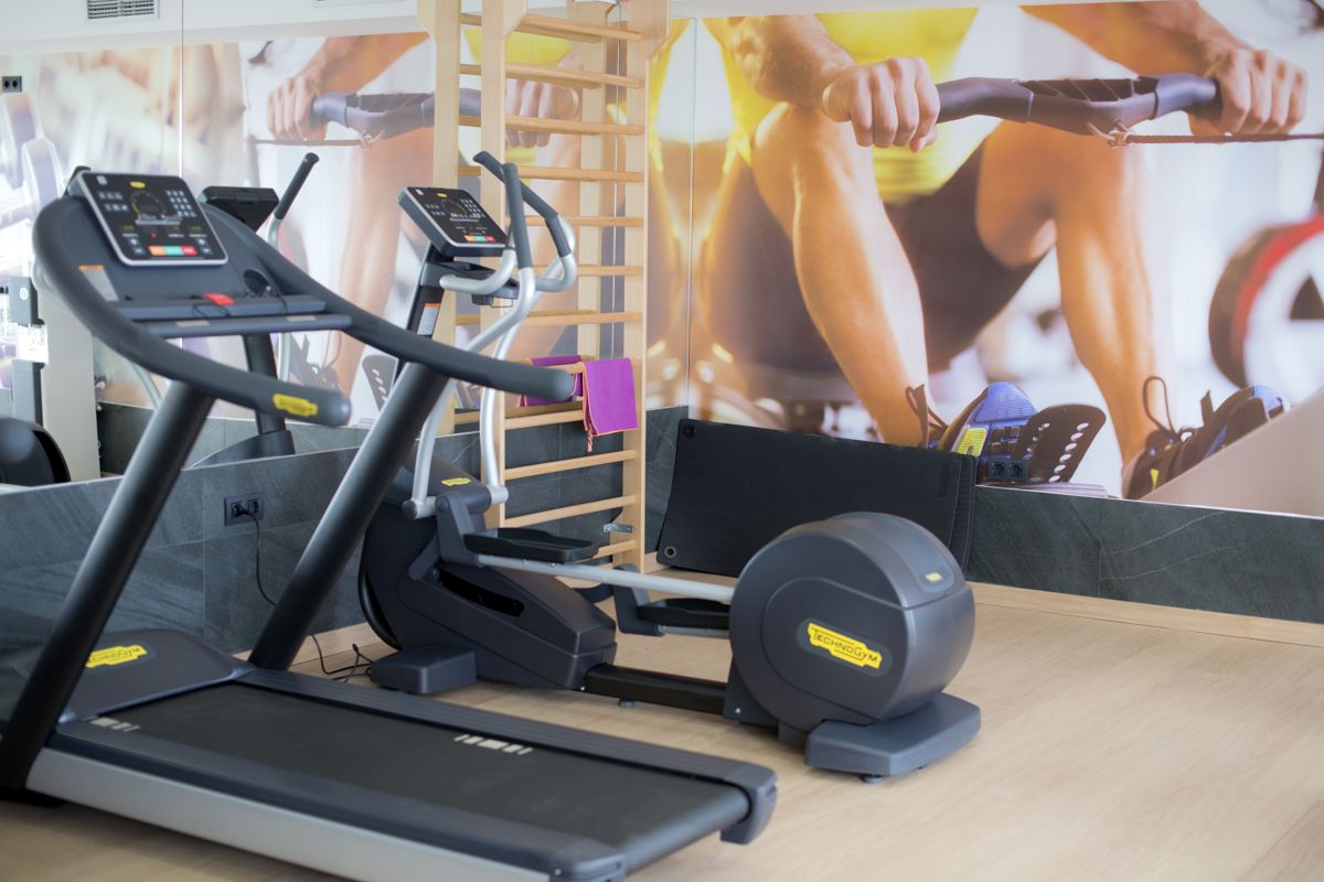 Attrezzature da palestra moderna a Tenerife con tapis roulant e cyclette.