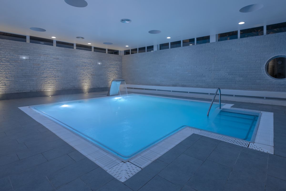 Piscina interna illuminata con luci soffuse a Santa Cruz de Tenerife.