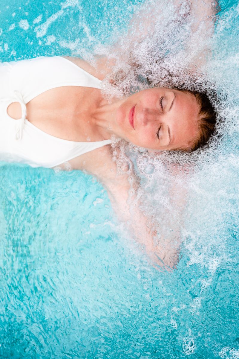 Donna in costume bianco che si rilassa nell'acqua a Tenerife.