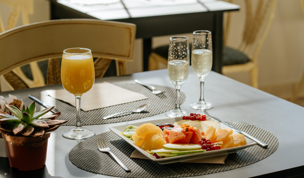 Frutta e bicchieri di succo e champagne su tavolo a Tenerife.