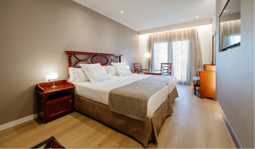 Camera d'albergo con letto matrimoniale e mobili in legno a Santa Cruz de Tenerife.