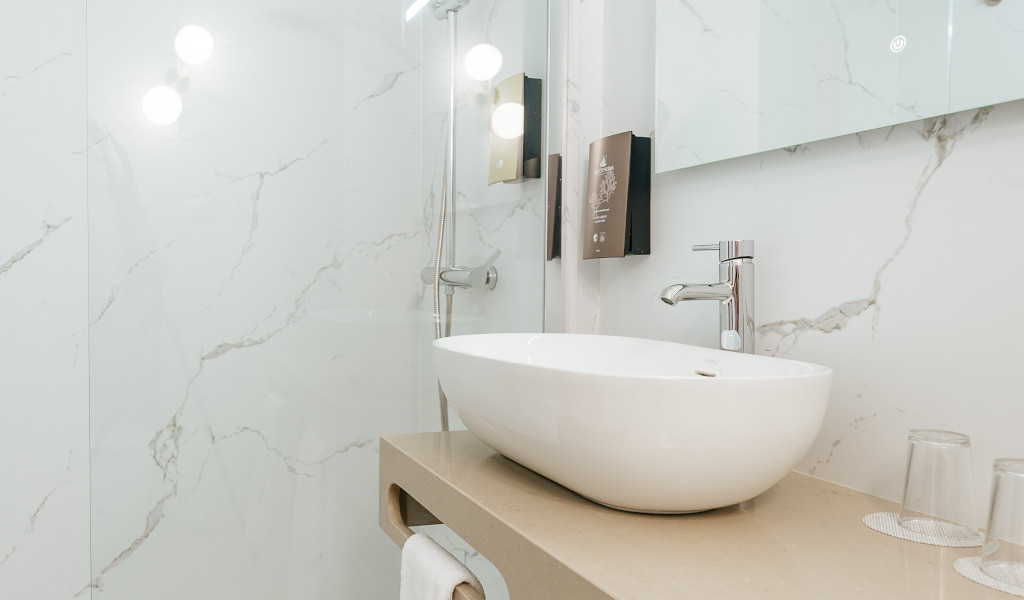 Lavabo moderno in bagno con pareti marmo a Santa Cruz de Tenerife.