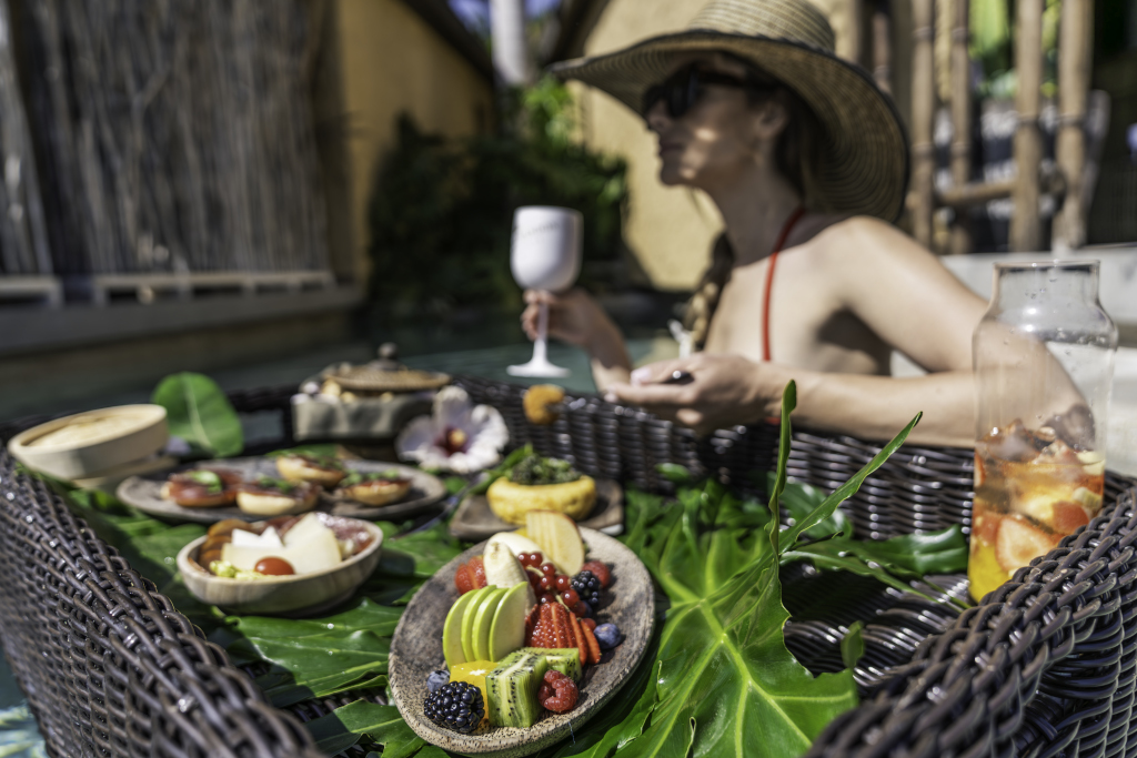 Persona seduta vicino a piatti di frutta e una bevanda, Tenerife.
