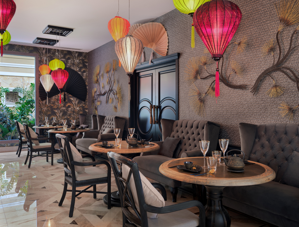 Ristorante elegante con lanterne e decorazioni a Puerto de la Cruz, Tenerife.