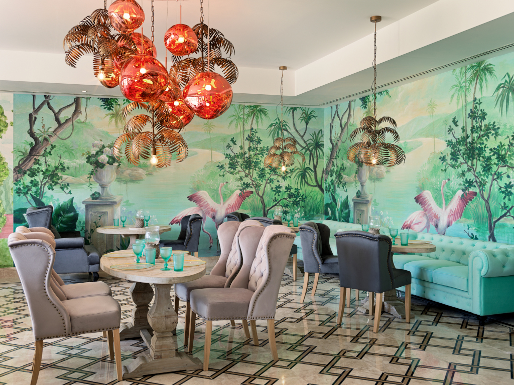 Ristorante con murale tropicale e lampade arancioni a Tenerife.