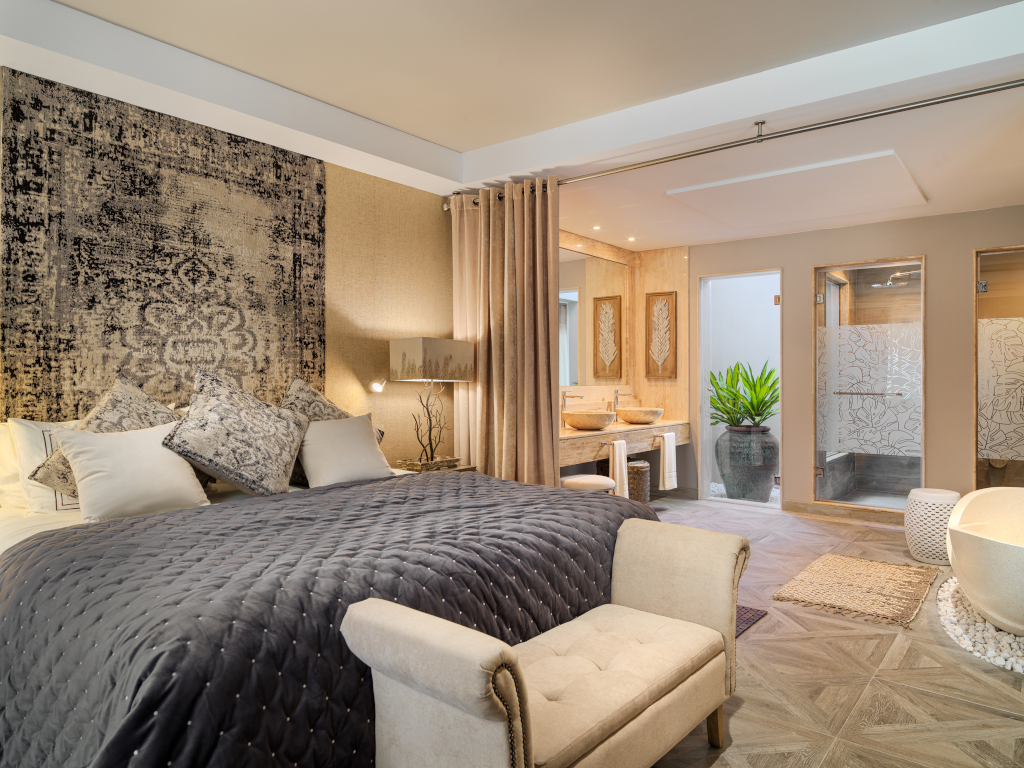 Camera da letto con letto matrimoniale e bagno moderno a Tenerife.