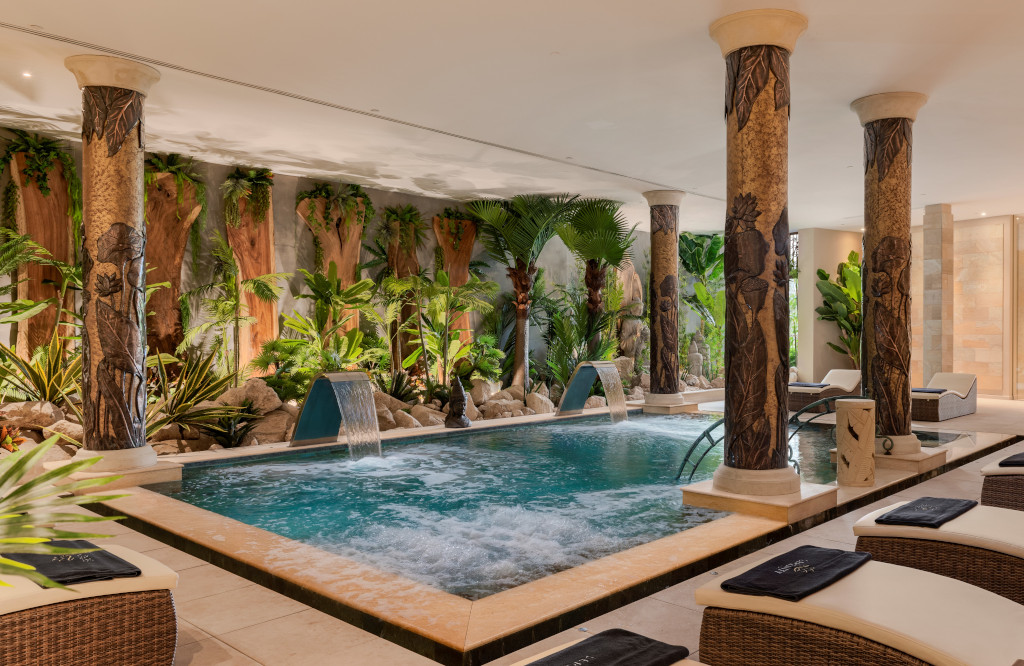 Piscina lussuosa con colonnato decorativo a Tenerife.