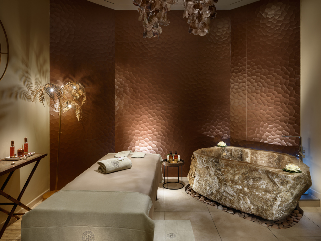 Sala massaggi con vasca in pietra e lettino a Santa Cruz de Tenerife.