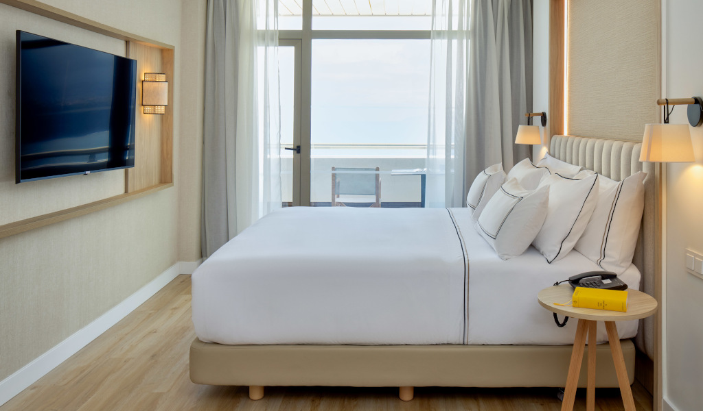 Camera da letto moderna con letto matrimoniale e vista mare a Tenerife.