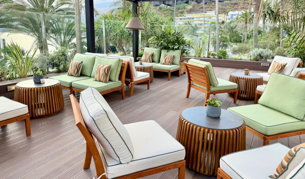 Terrazza con divani verdi e piante nel luogo Puerto de la Cruz, Tenerife.
