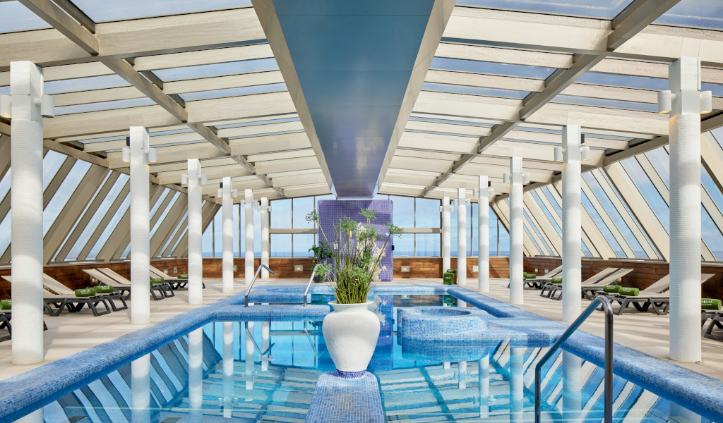 Piscina coperta con lettini e tetto in vetro a Santa Cruz de Tenerife.