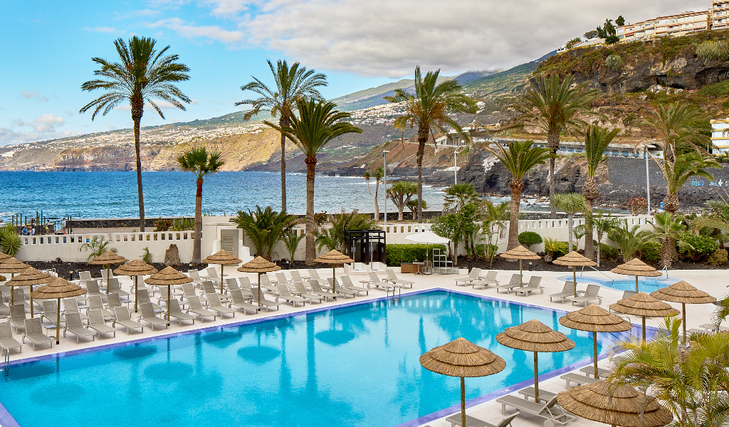 Piscina con lettini e ombrelloni vista mare a Puerto de la Cruz, Tenerife.