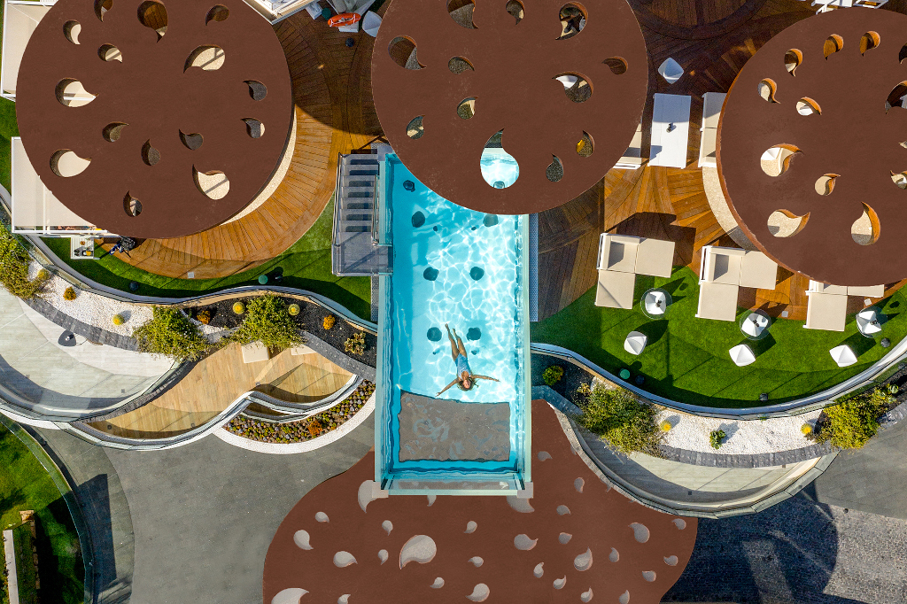 Piscina vista dall'alto con persona che nuota a Tenerife.