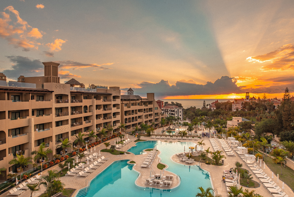 Resort a Tenerife con piscina e vista sul tramonto spettacolare.