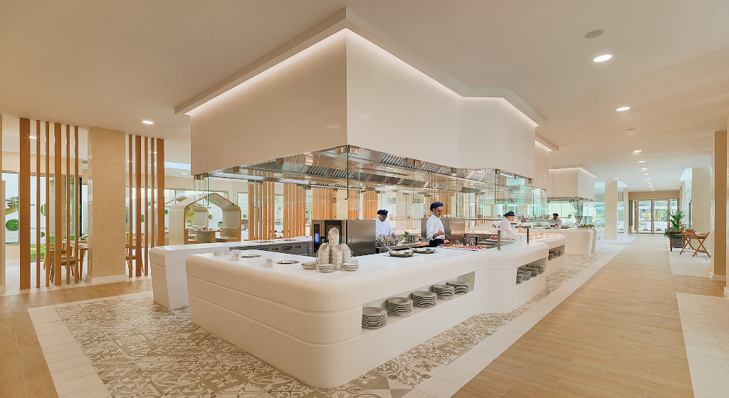 Cucina moderna con chef al lavoro in un ristorante a Tenerife.
