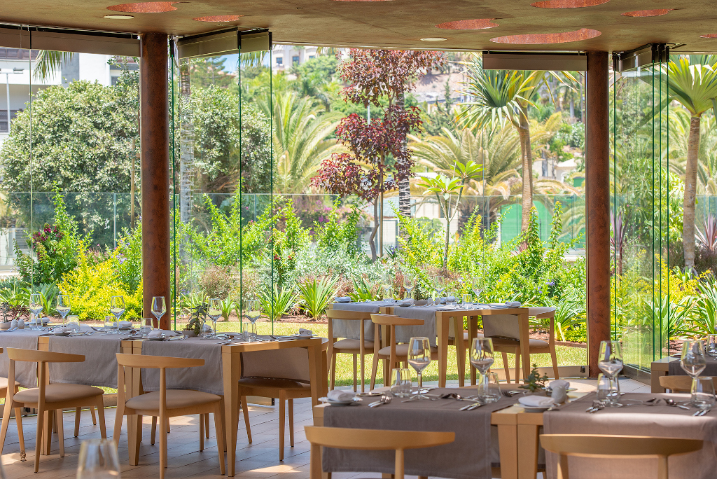 Ristorante luminoso con vista giardino a Tenerife.