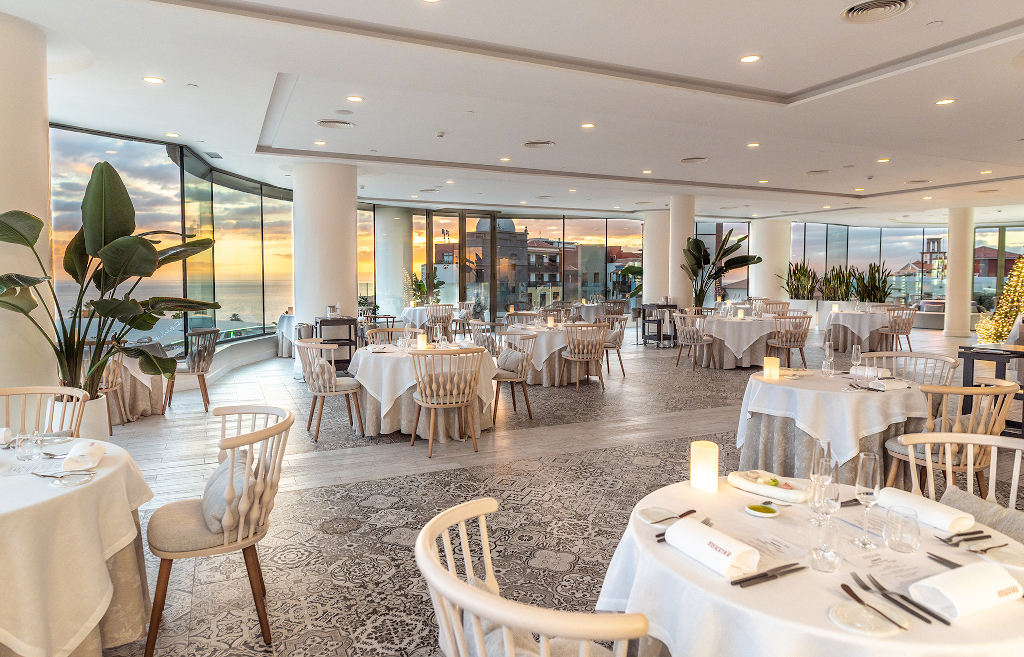 Ristorante elegante con vista sul mare al tramonto a Tenerife.