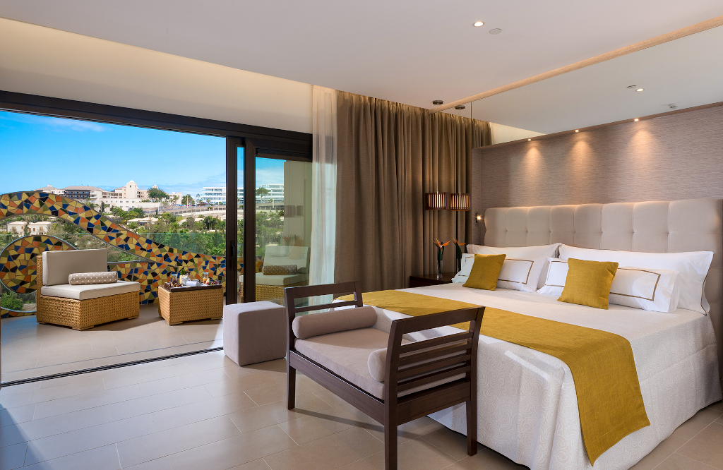 Camera da letto moderna con vista panoramica ad Adeje, Tenerife.