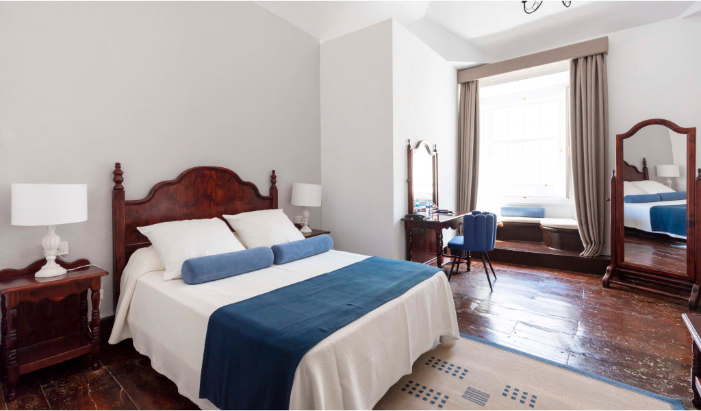 Camera da letto con letto matrimoniale, due comodini e vista finestra a Tenerife.