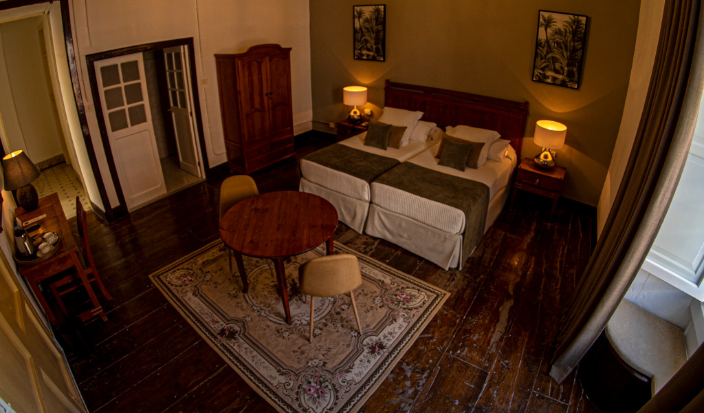 Camera d'albergo a Tenerife con due letti singoli e un tavolo rotondo.