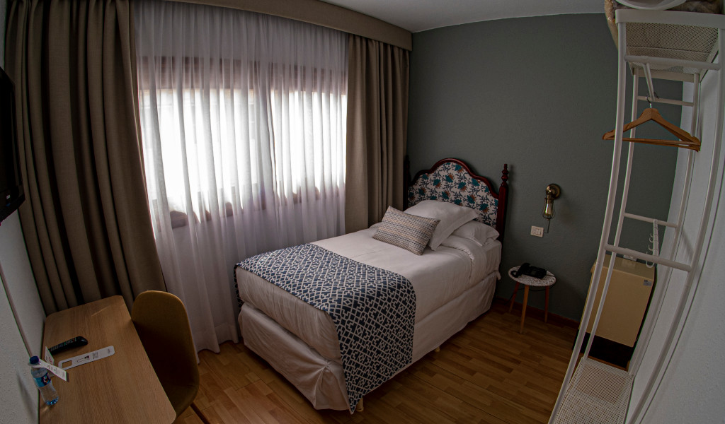 Camera d'albergo singola con letto e scrivania a Tenerife.