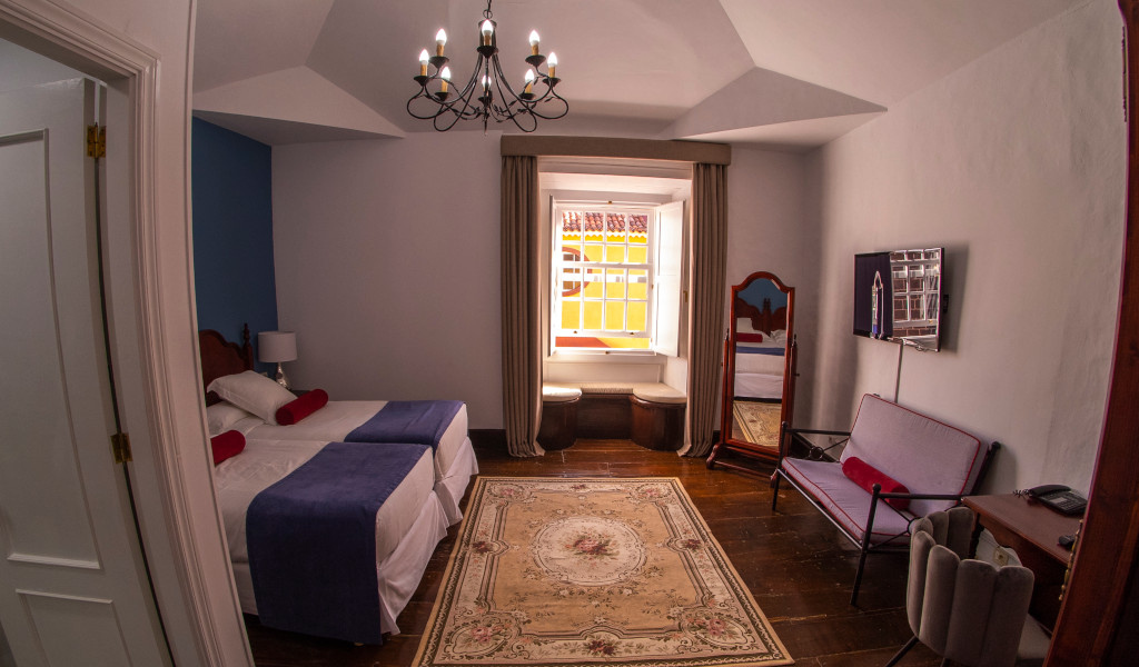 Camera d'albergo a Garachico con letto doppio, finestra e TV.