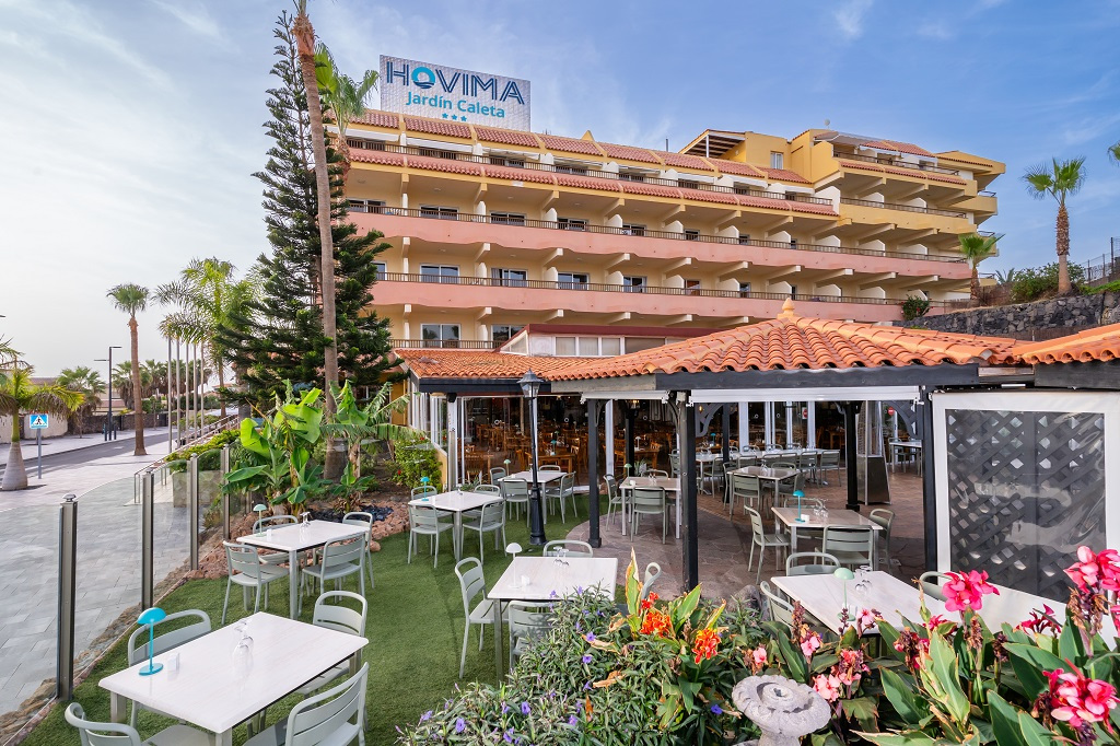 Hotel Hovima Jardín Caleta a Tenerife con terrazza e giardino.