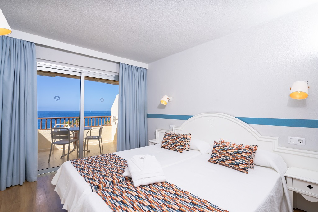 Camera da letto con balcone vista mare a Tenerife.